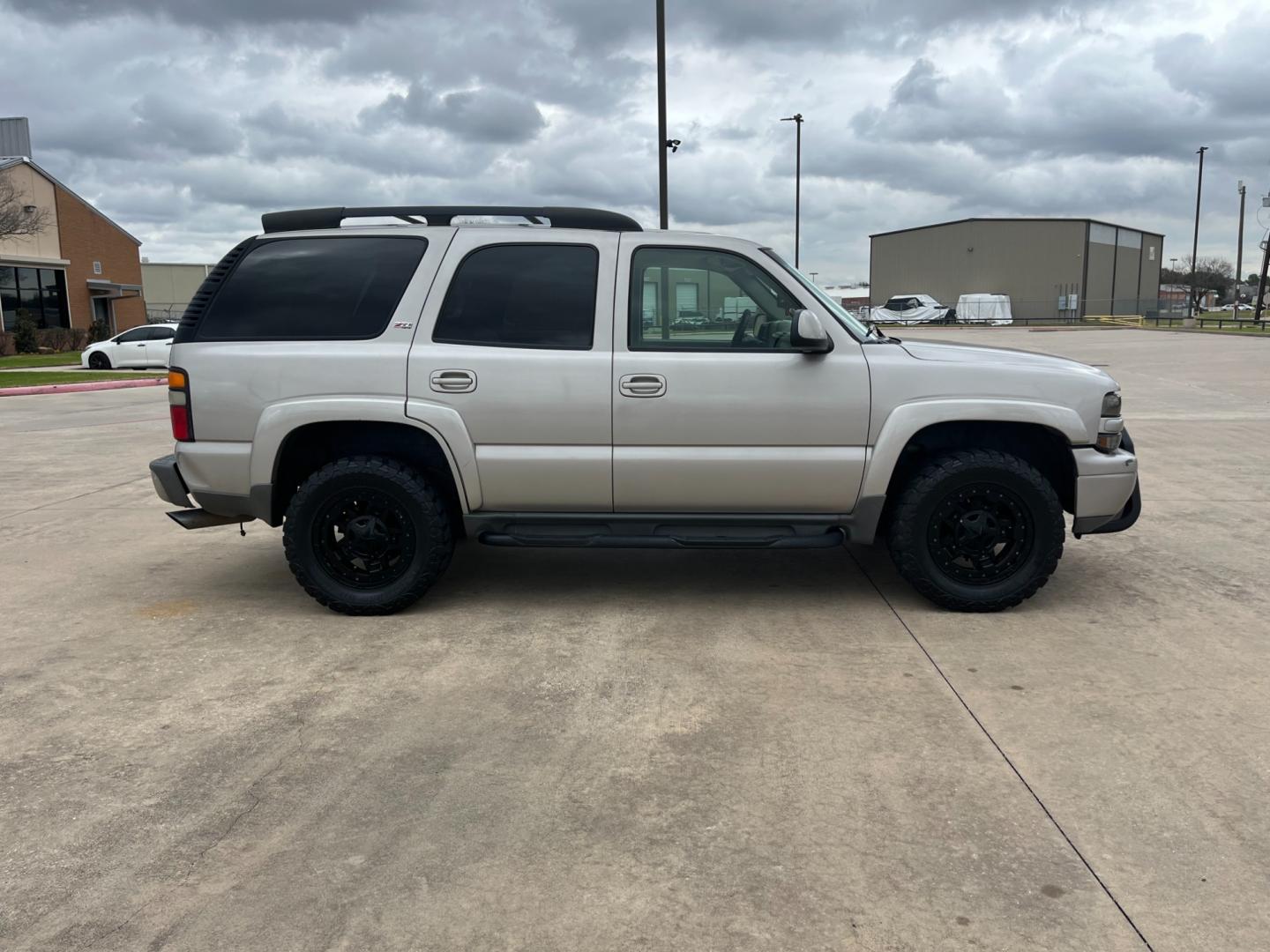 2006 SILVER /gray Chevrolet Tahoe 4WD (1GNEK13T76R) with an 5.3L V8 OHV 16V engine, 4-Speed Automatic Overdrive transmission, located at 14700 Tomball Parkway 249, Houston, TX, 77086, (281) 444-2200, 29.928619, -95.504074 - Photo#7